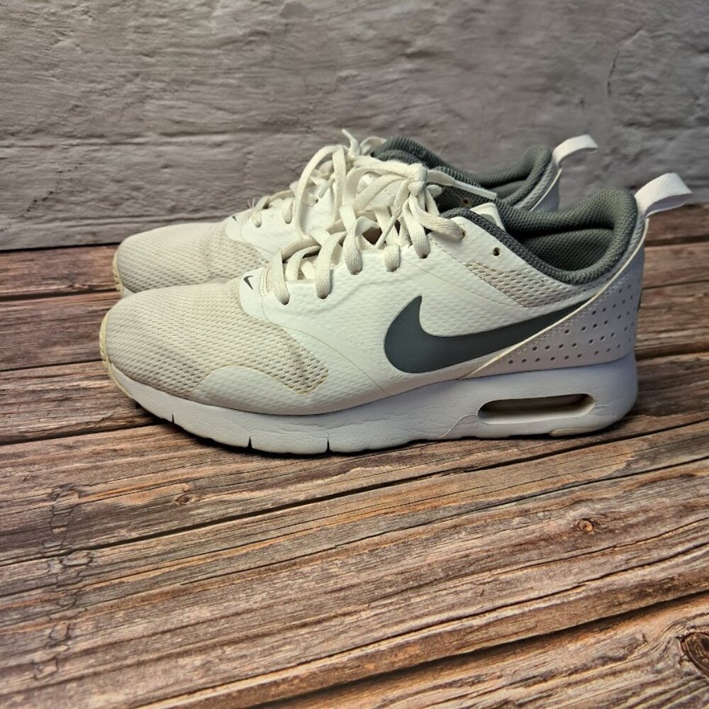 Nike Air Max Tavas sneaker with white upper and grey nike swoosh 6Y lightweight